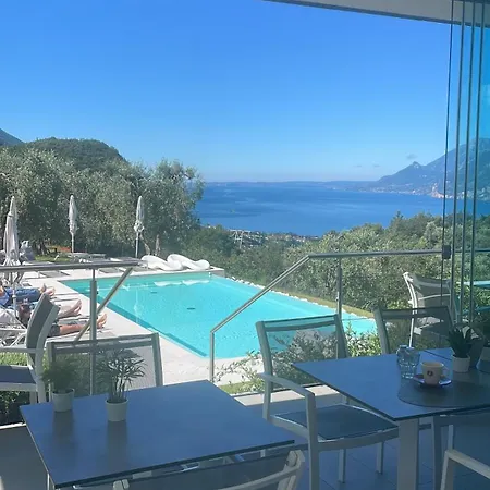 Grand View Bed and Breakfast 4*