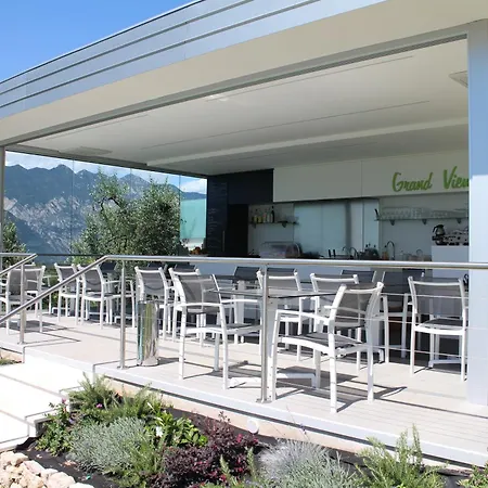 Grand View 4* Μαλτσεζίνε