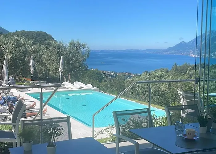 Grand View Bed and Breakfast 4*