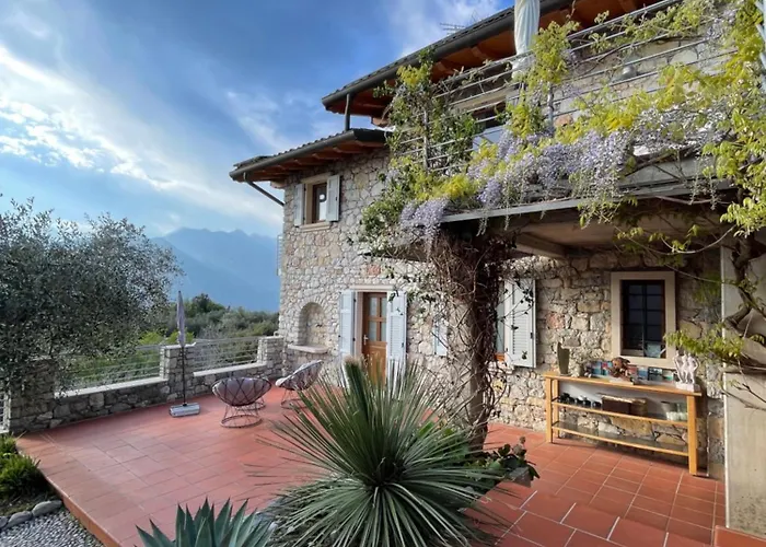 Grand View Bed and Breakfast 4*