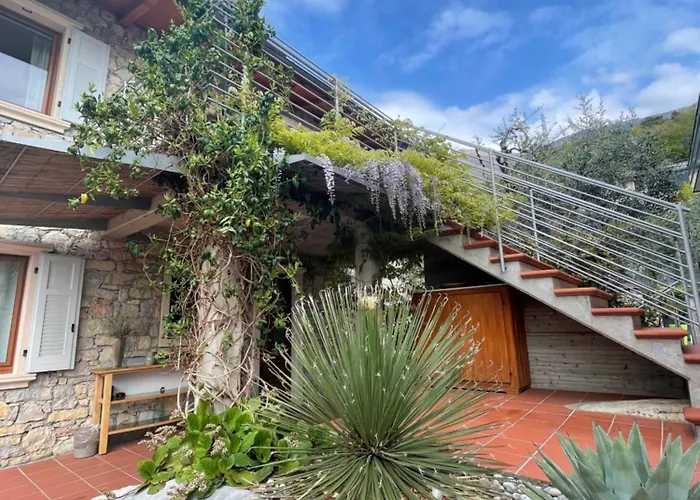 Grand View Bed and Breakfast 4*