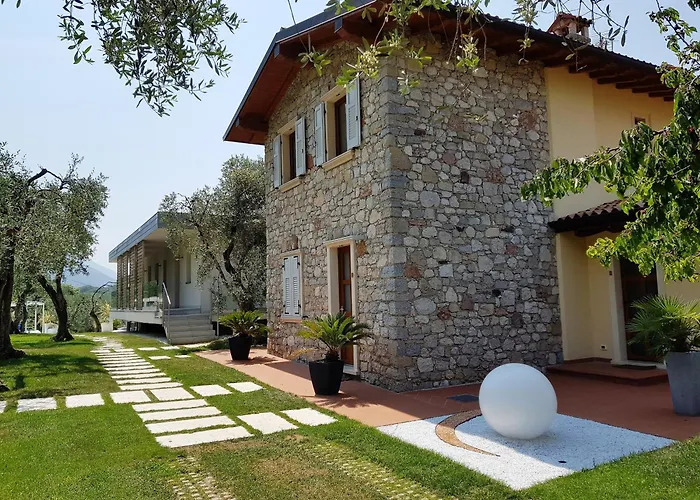 Grand View Bed and Breakfast 4*